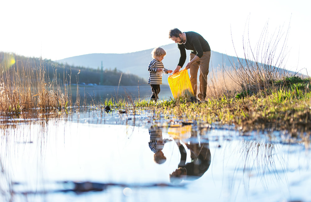 Boy with Dad mountain picking up trash 1000x650 150 dpi AdobeStock_373514849 Boy with Dad mountain picking up trash 1000x650 150 dpi AdobeStock_373514849